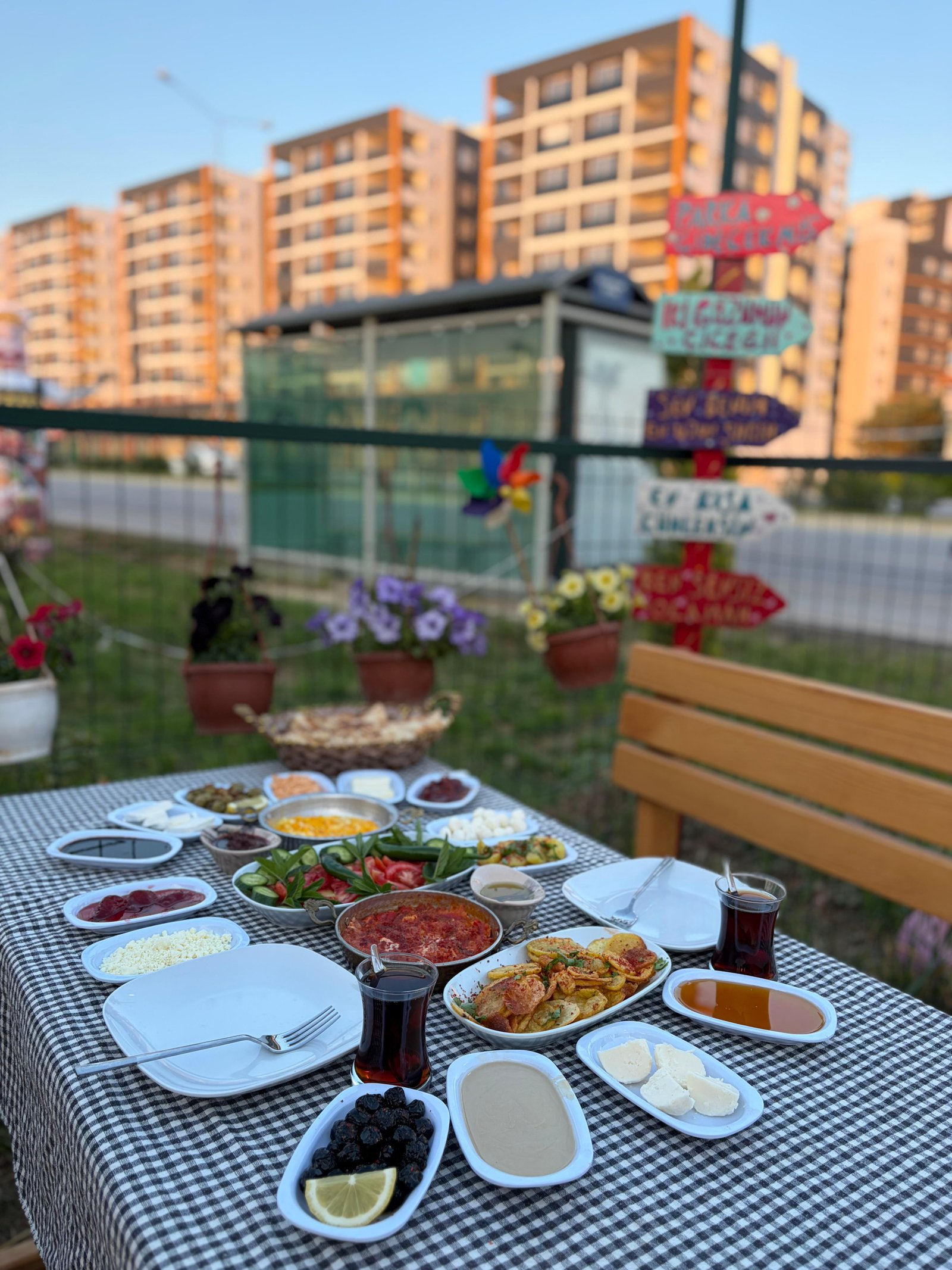 Lezzet Bahçesi Serpme Kahvaltı - Tömük Erdemli